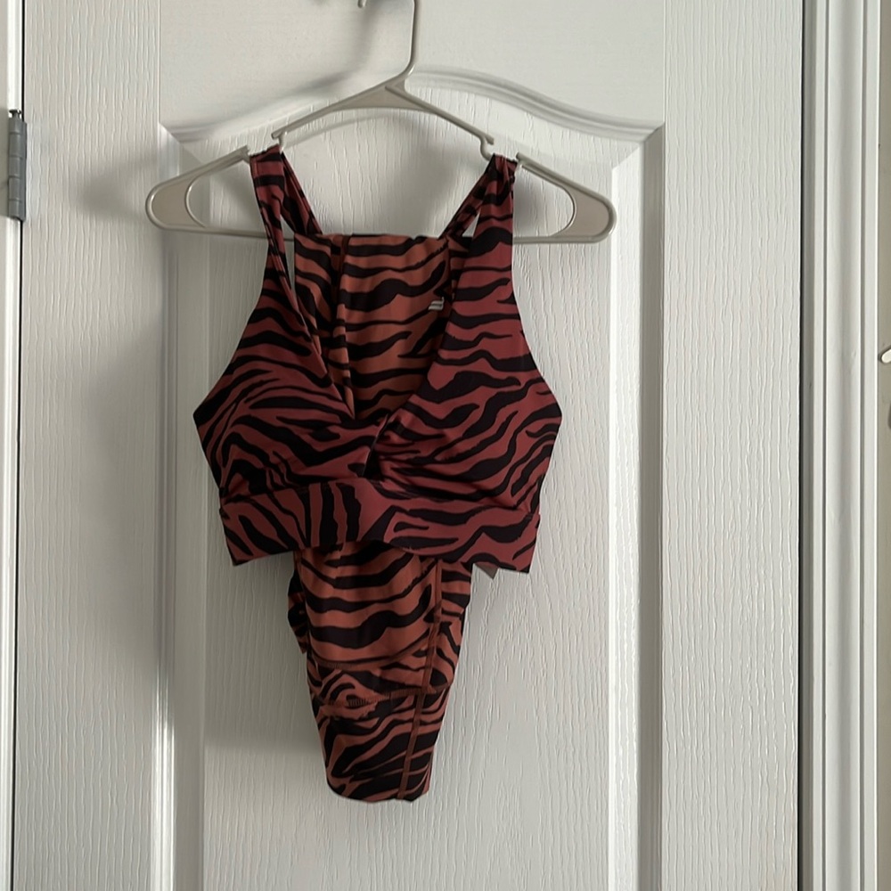 Leperd athletic set with sports bra and leggings